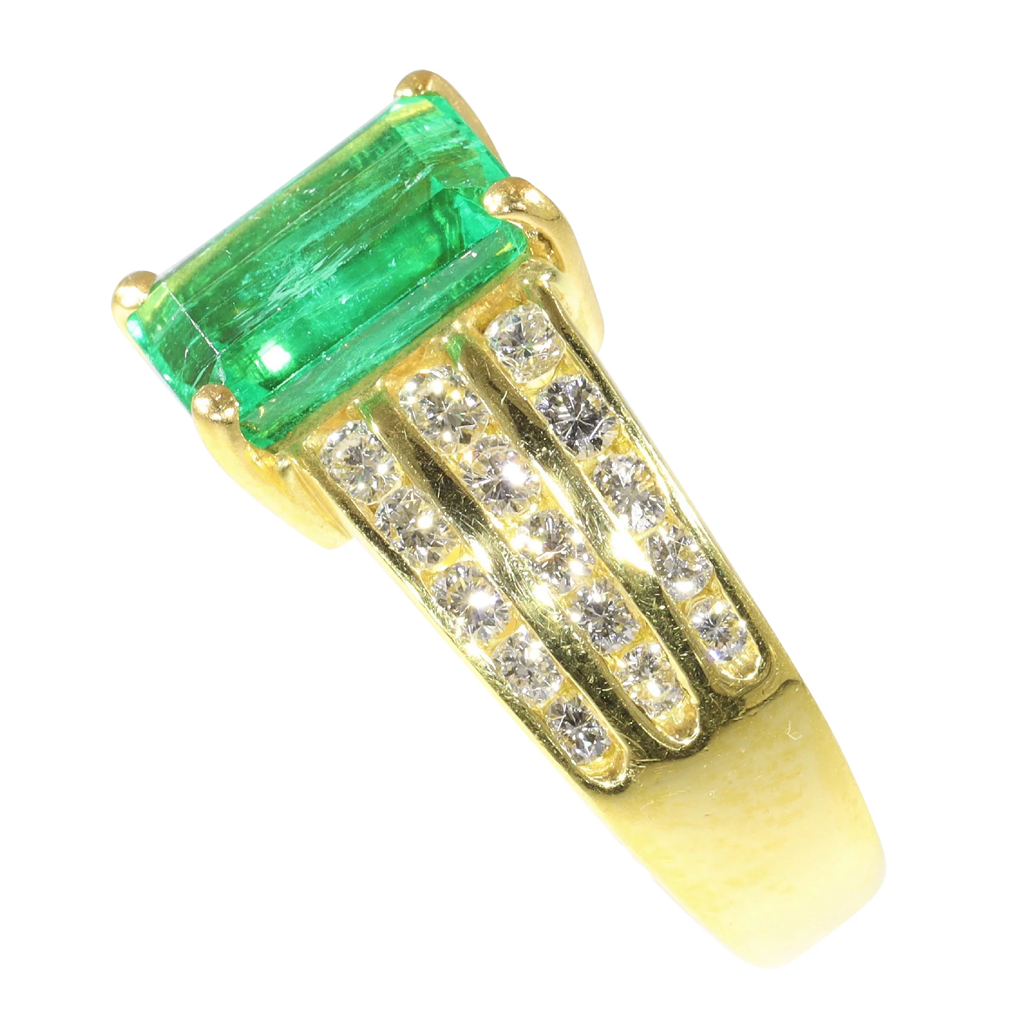 The green splendor of Kutchinsky: 2.33 ct emerald engagement ring with diamond accents  - Image 9