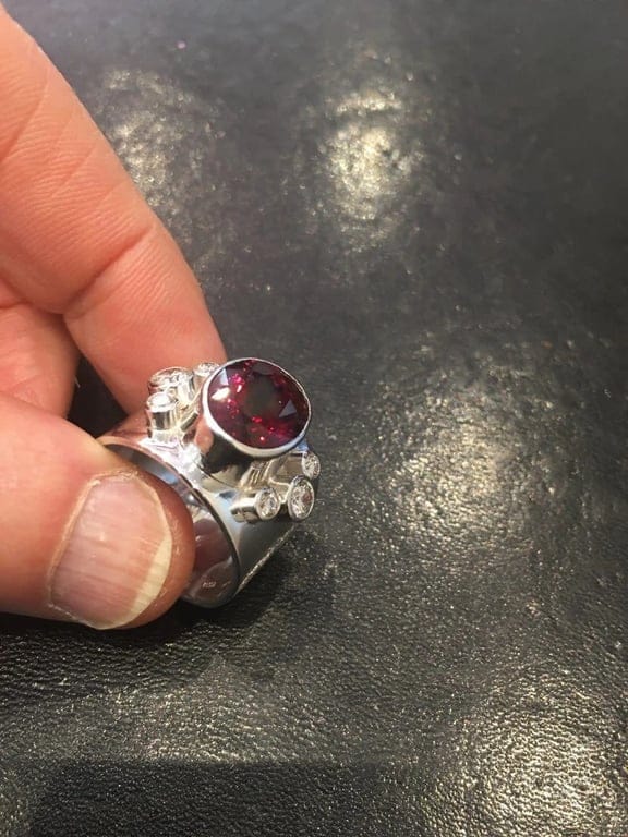 18k White Gold Band Ring, set with a beautiful Rubellite  - Image 5