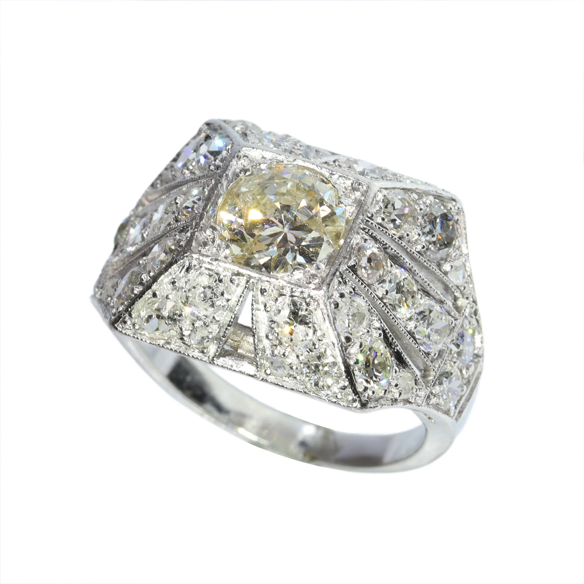 Meeting the precious stone: a Belgian diamond ring from 1930  - Image 11