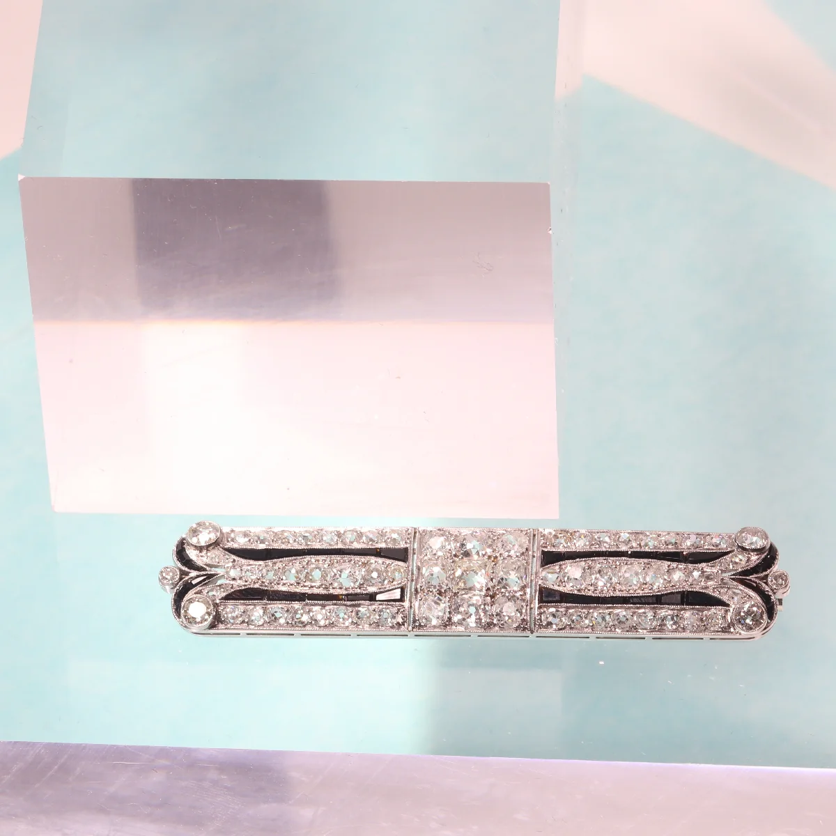 Allure Art Deco: Brooch in platinum with diamonds and contrasting onyx  - Image 10