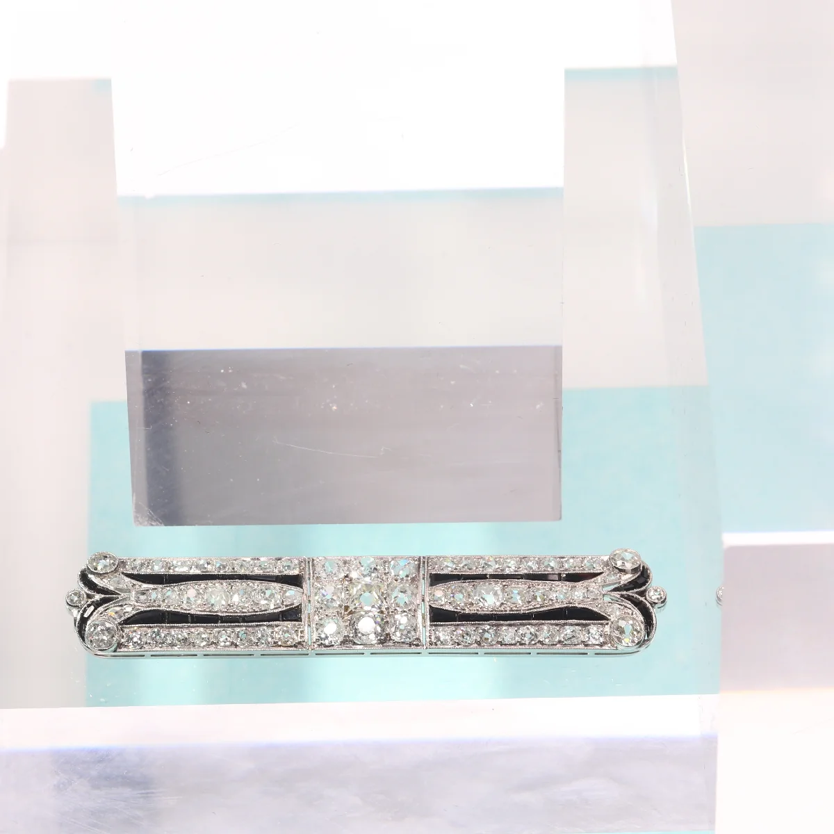 Allure Art Deco: Brooch in platinum with diamonds and contrasting onyx  - Image 11