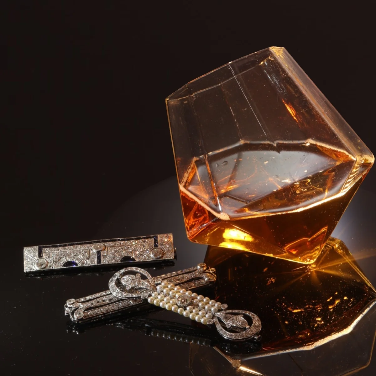 Allure Art Deco: Brooch in platinum with diamonds and contrasting onyx  - Image 3