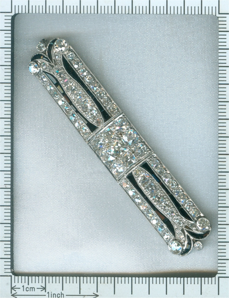 Allure Art Deco: Brooch in platinum with diamonds and contrasting onyx  - Image 9