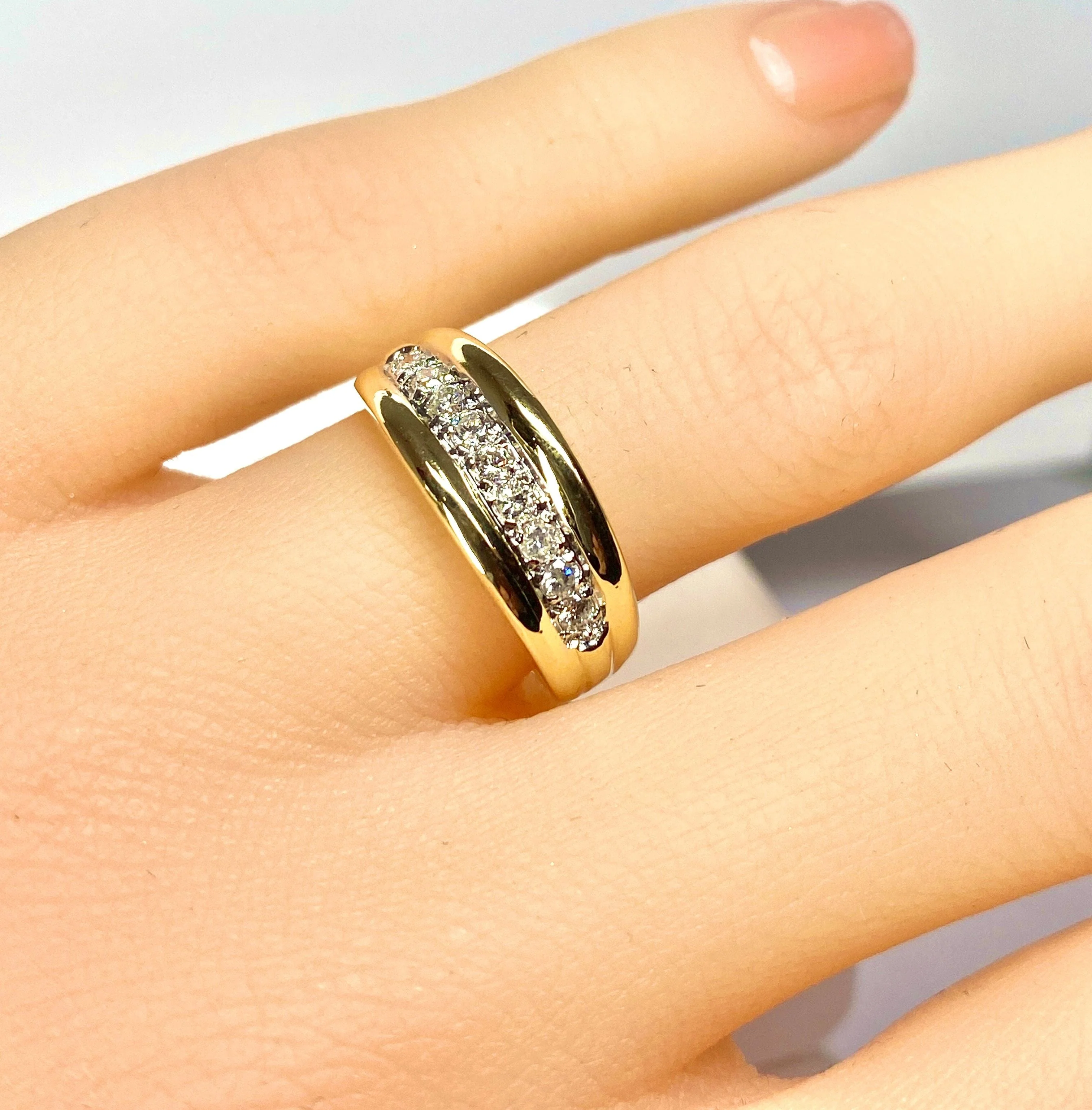 18-carat yellow gold bangle ring set with 9 diamonds - Image 9