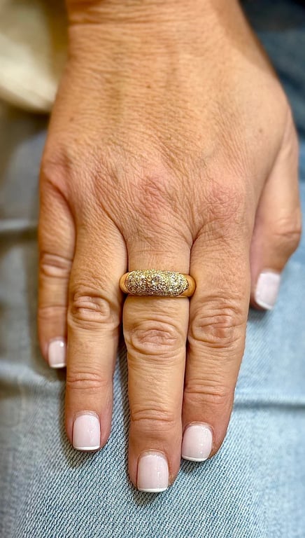 18-carat yellow gold band ring with diamonds  - Image 3