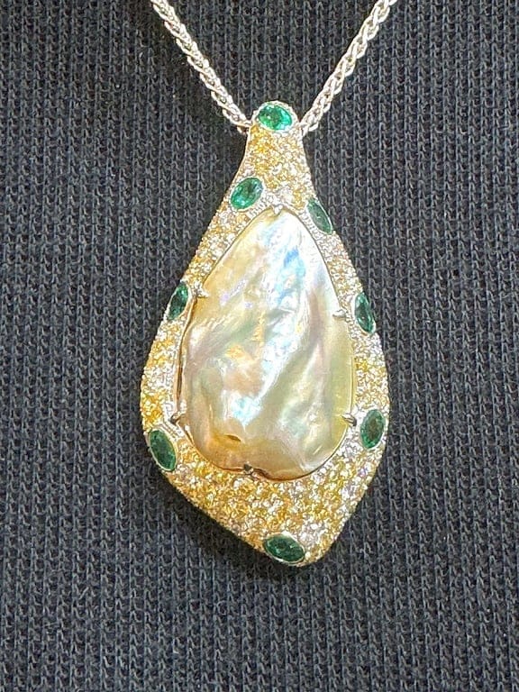 White gold necklace, Tahitian (Mabe) pearl, emerald and natural diamonds  - Image 11