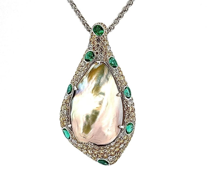 White gold necklace, Tahitian (Mabe) pearl, emerald and natural diamonds  - Image 4