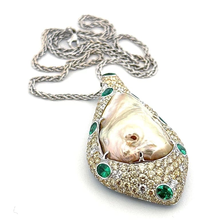 White gold necklace, Tahitian (Mabe) pearl, emerald and natural diamonds  - Image 6