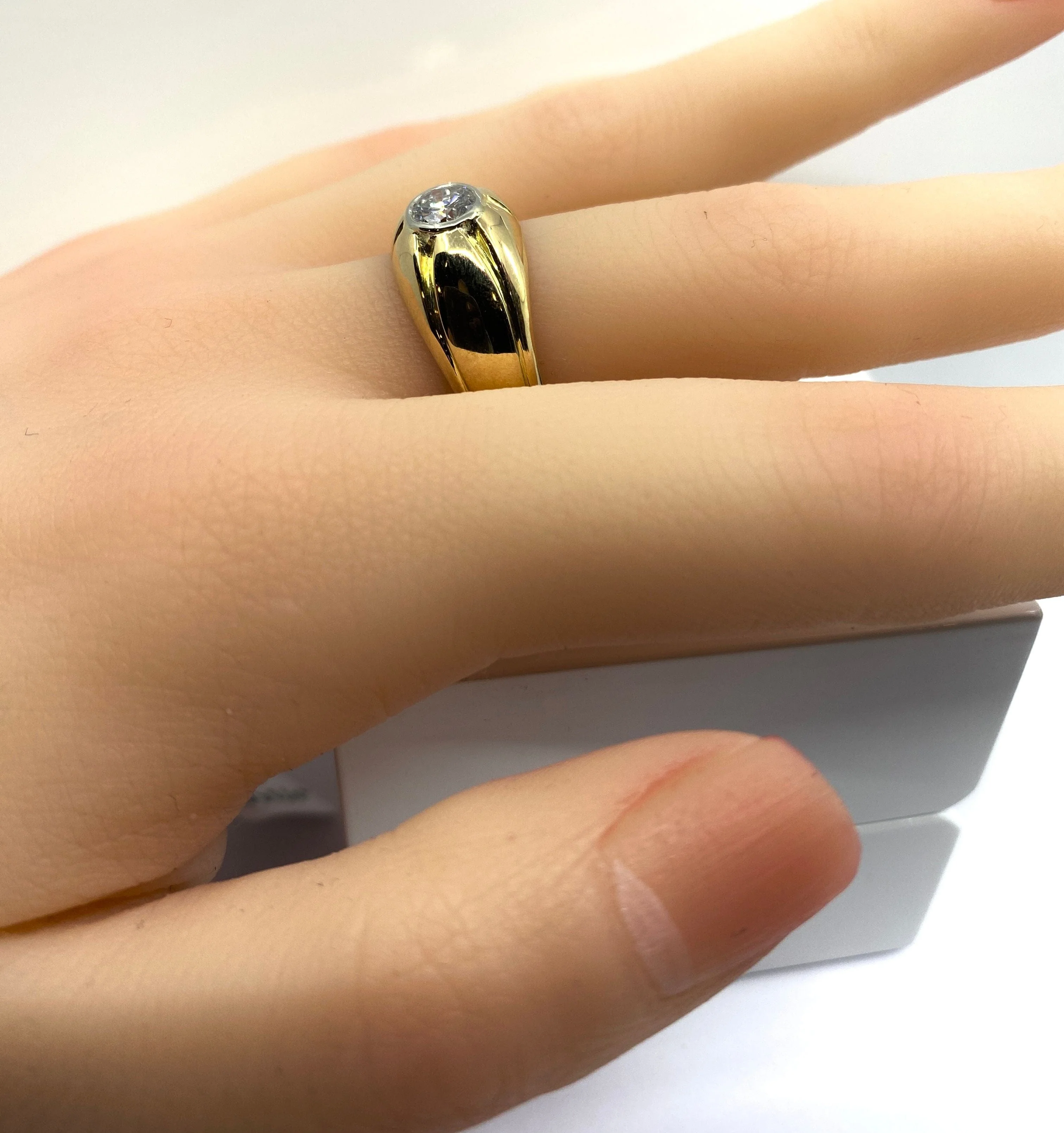 Yellow gold and diamond bangle ring - Image 11