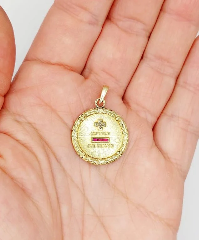 Augis - Love medal pendant 23 mm in 18k gold with diamond and ruby - Image 12