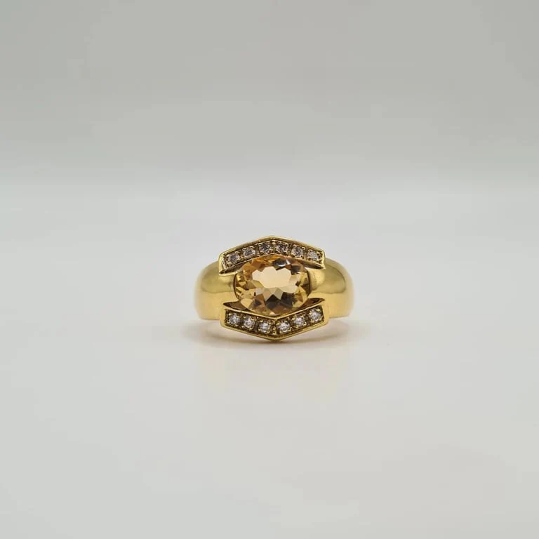 18-carat yellow gold domed ring set with a citrine and diamonds  - Image 3
