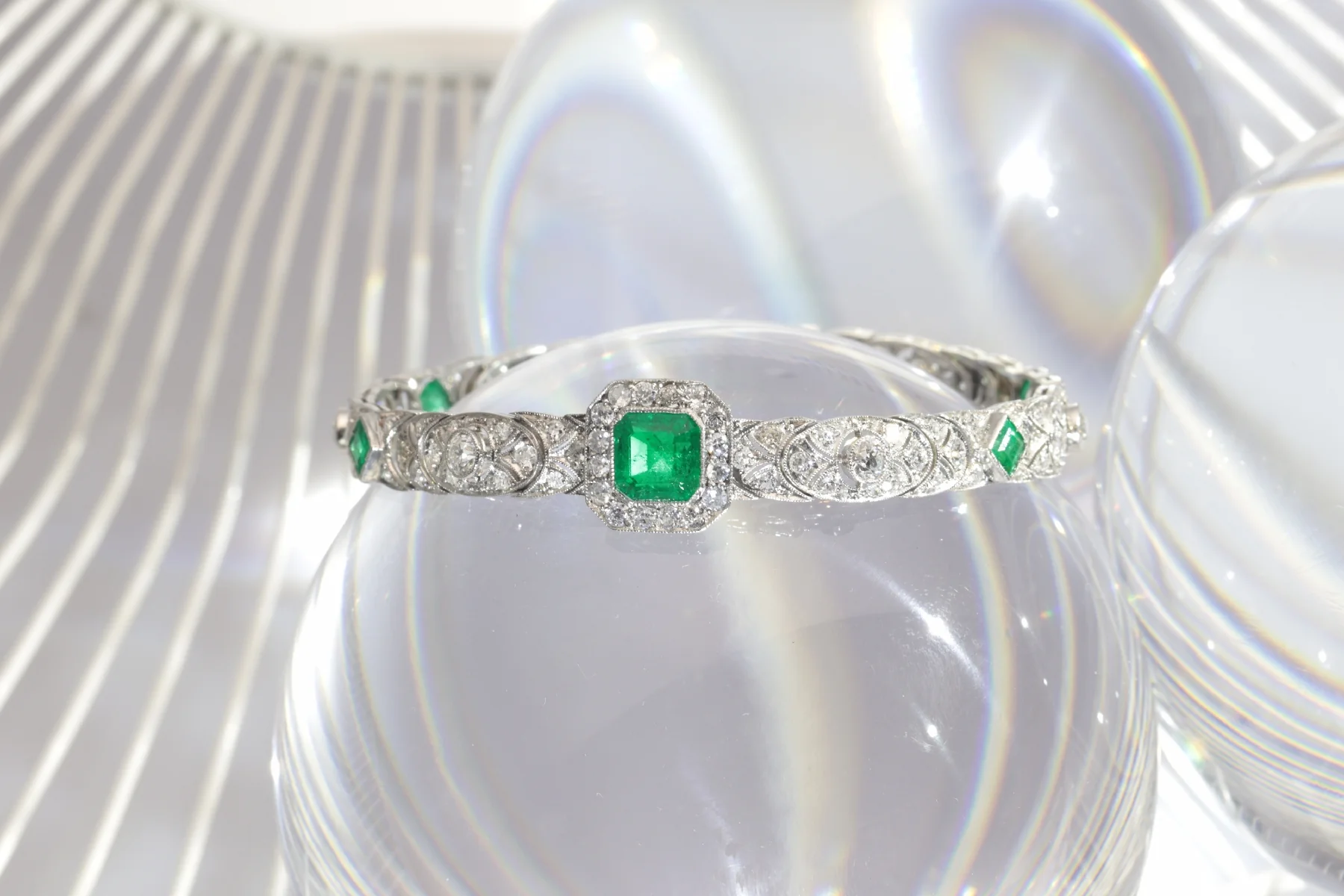 Vintage Luxury: Exquisite platinum bracelet Art Deco from the 1920s set with diamonds and emeralds  - Image 3