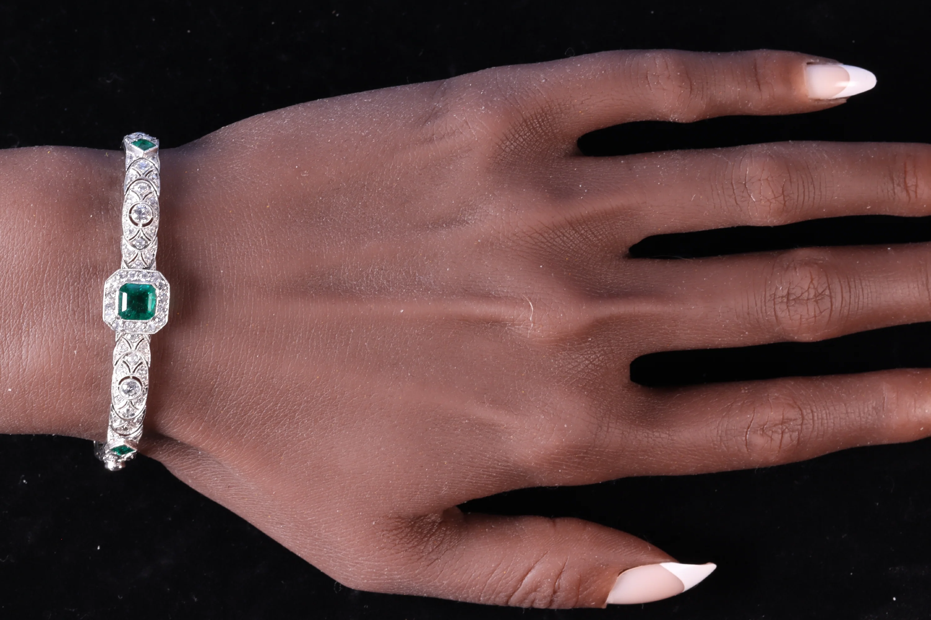 Vintage Luxury: Exquisite platinum bracelet Art Deco from the 1920s set with diamonds and emeralds  - Image 4