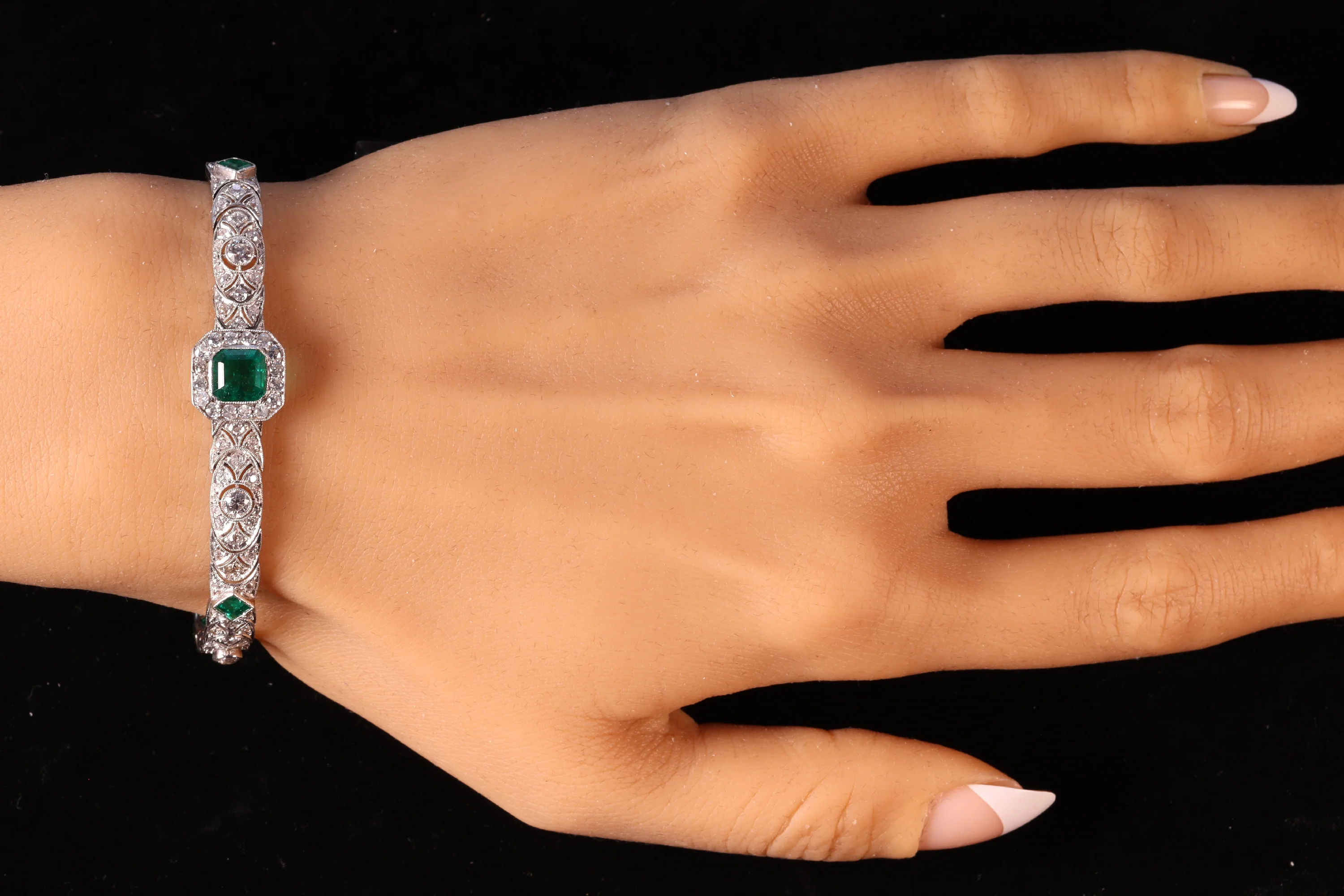 Vintage Luxury: Exquisite platinum bracelet Art Deco from the 1920s set with diamonds and emeralds  - Image 5