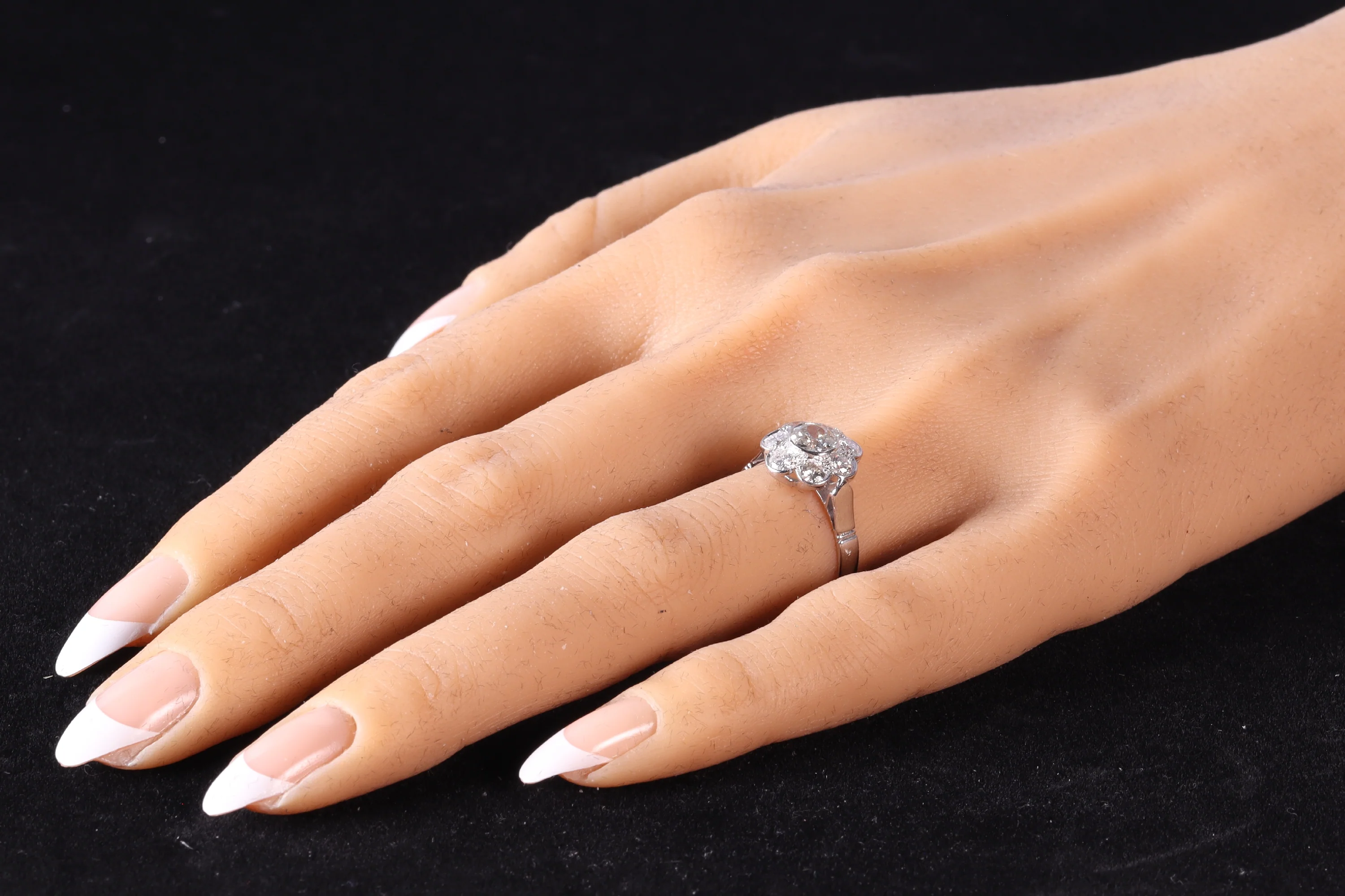 A spark from the past: a vintage 1950s diamond engagement ring  - Image 3
