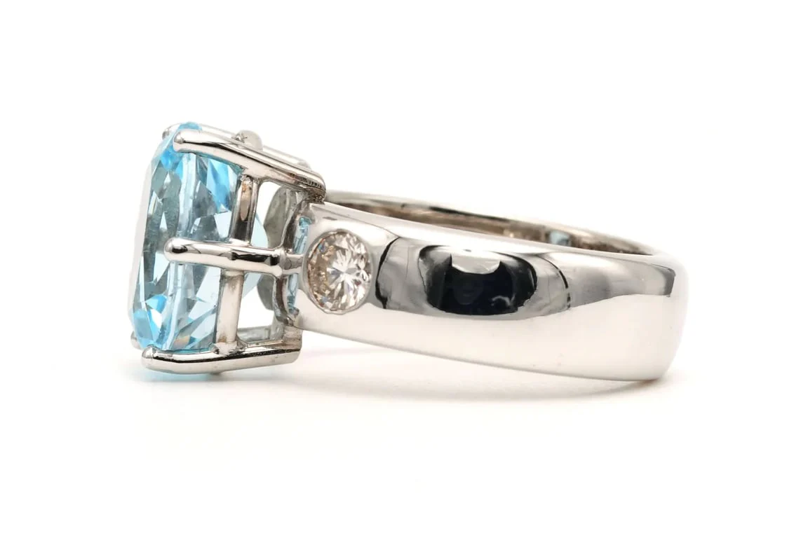 Contemporary white gold ring set with a topaz and brilliant-cut diamonds (+-0.36ct)  - Image 3