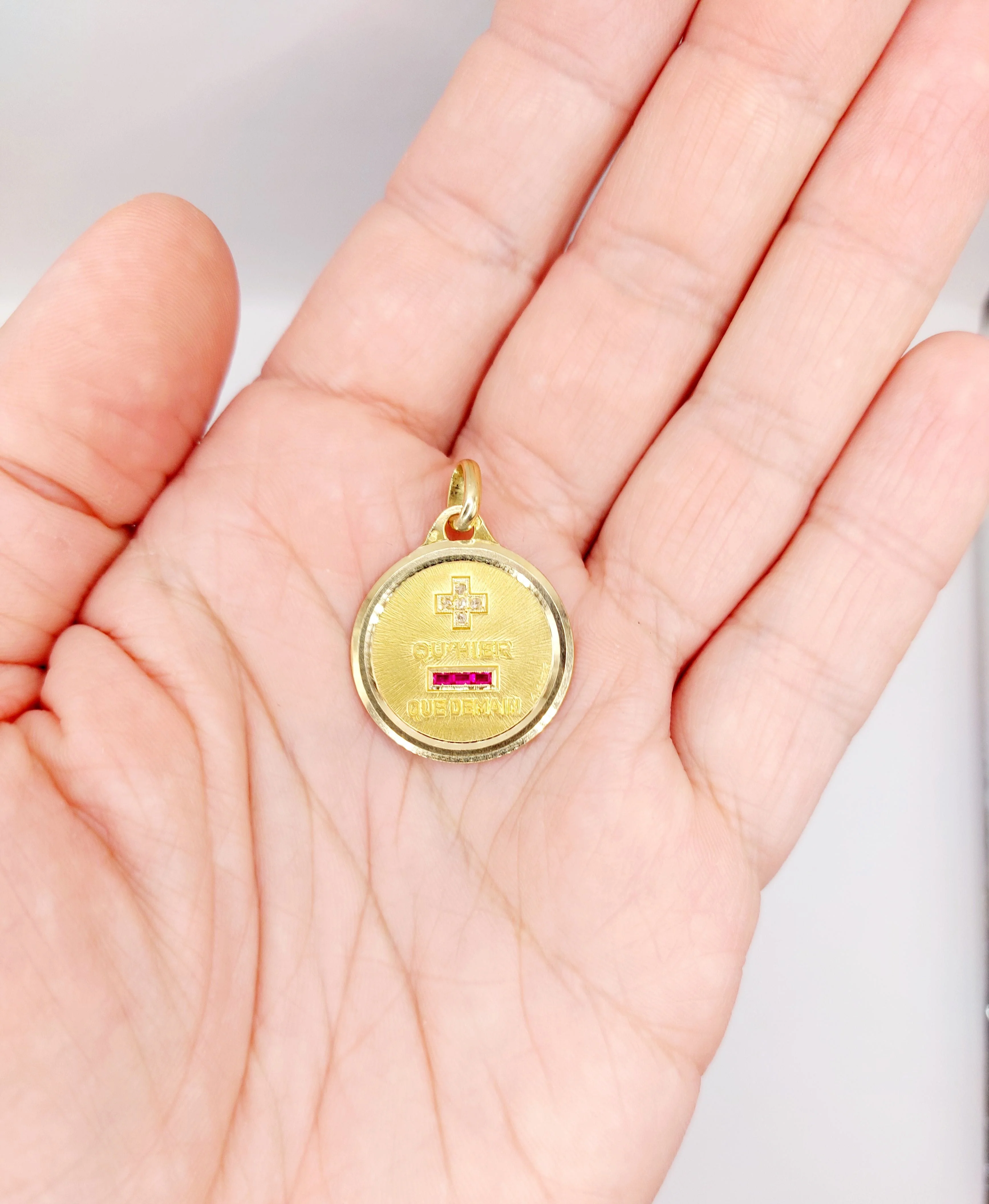 AUGIS - Love medal pendant 23mm yellow gold and ruby "+ THAN YESTERDAY - THAN TOMORROW"  - Image 10