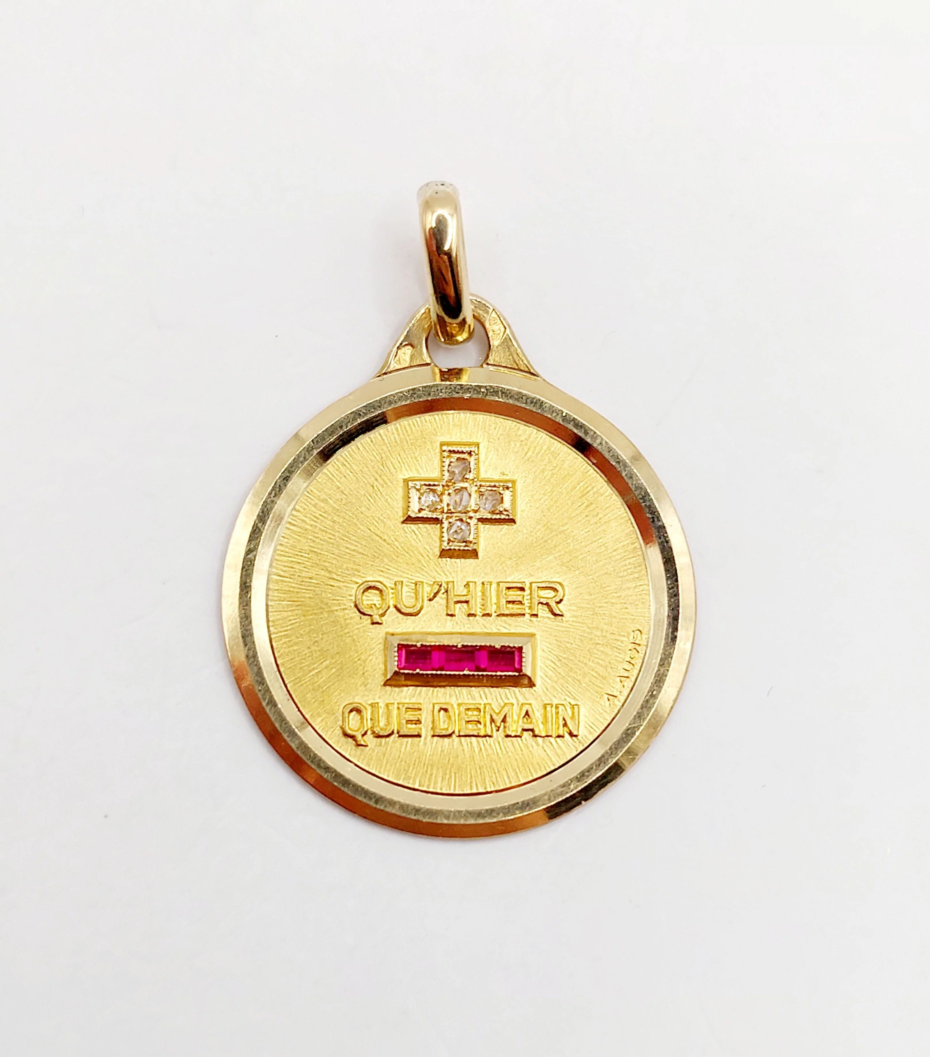 AUGIS - Love medal pendant 23mm yellow gold and ruby "+ THAN YESTERDAY - THAN TOMORROW"  - Image 3