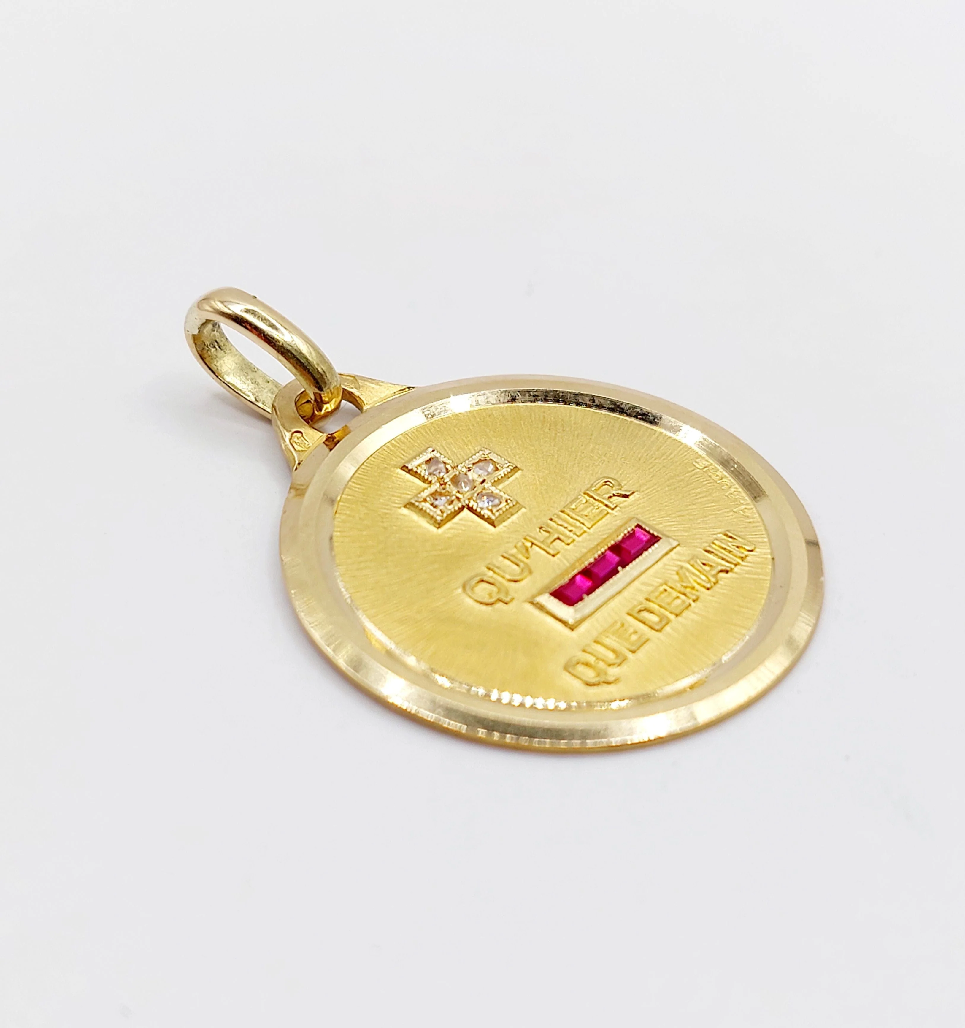 AUGIS - Love medal pendant 23mm yellow gold and ruby "+ THAN YESTERDAY - THAN TOMORROW"  - Image 4
