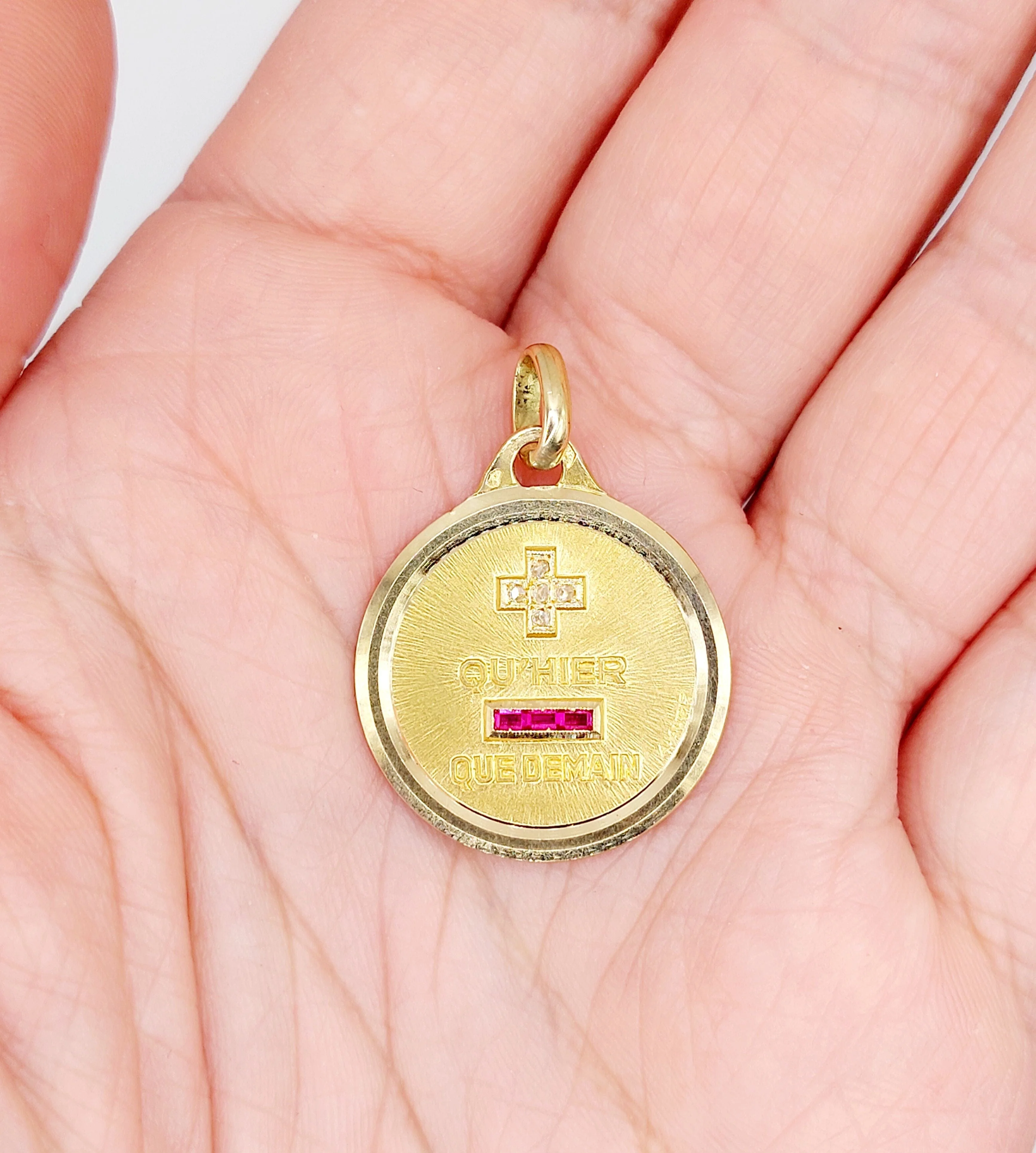 AUGIS - Love medal pendant 23mm yellow gold and ruby "+ THAN YESTERDAY - THAN TOMORROW"  - Image 5