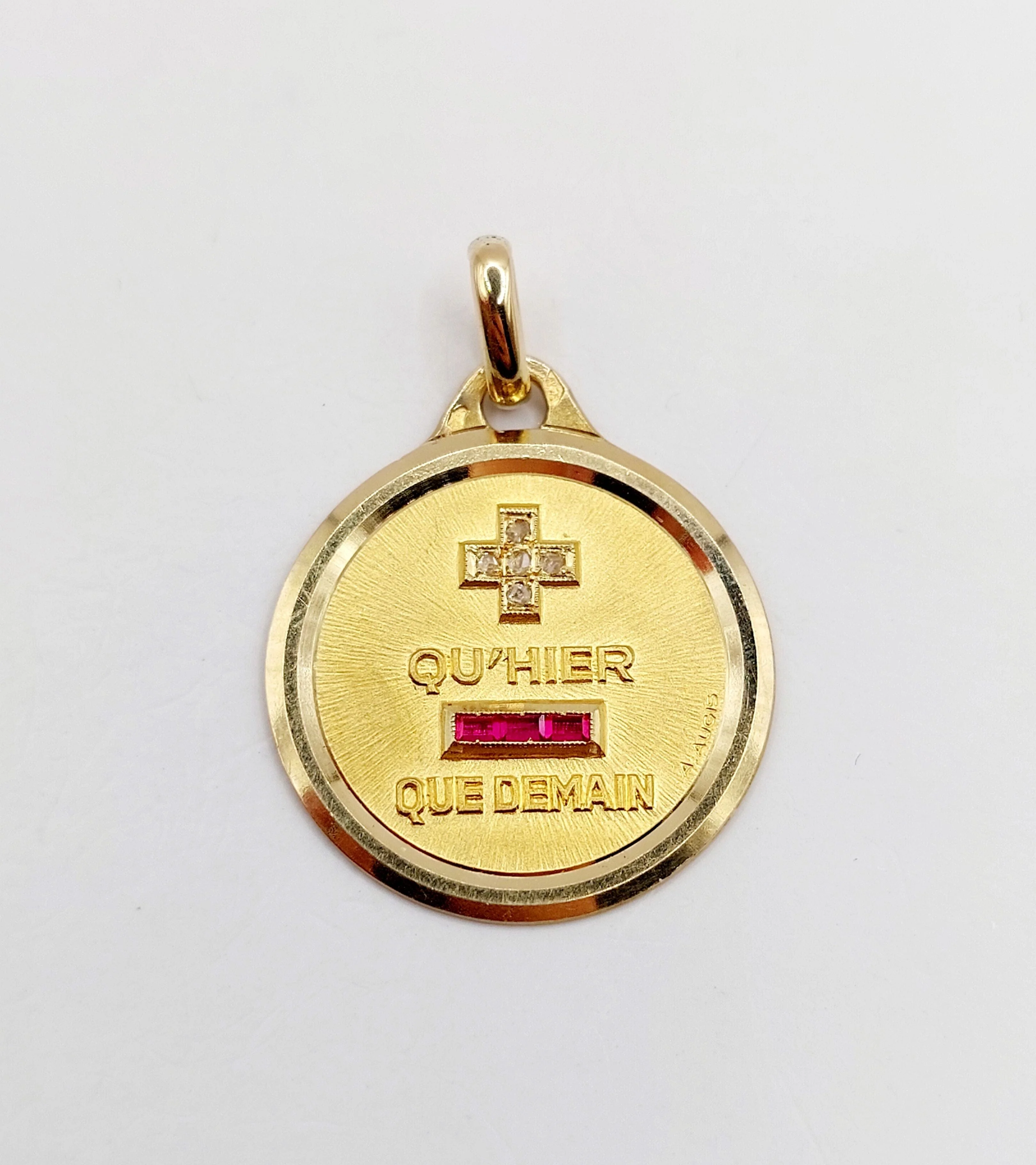 AUGIS - Love medal pendant 23mm yellow gold and ruby "+ THAN YESTERDAY - THAN TOMORROW"  - Image 6