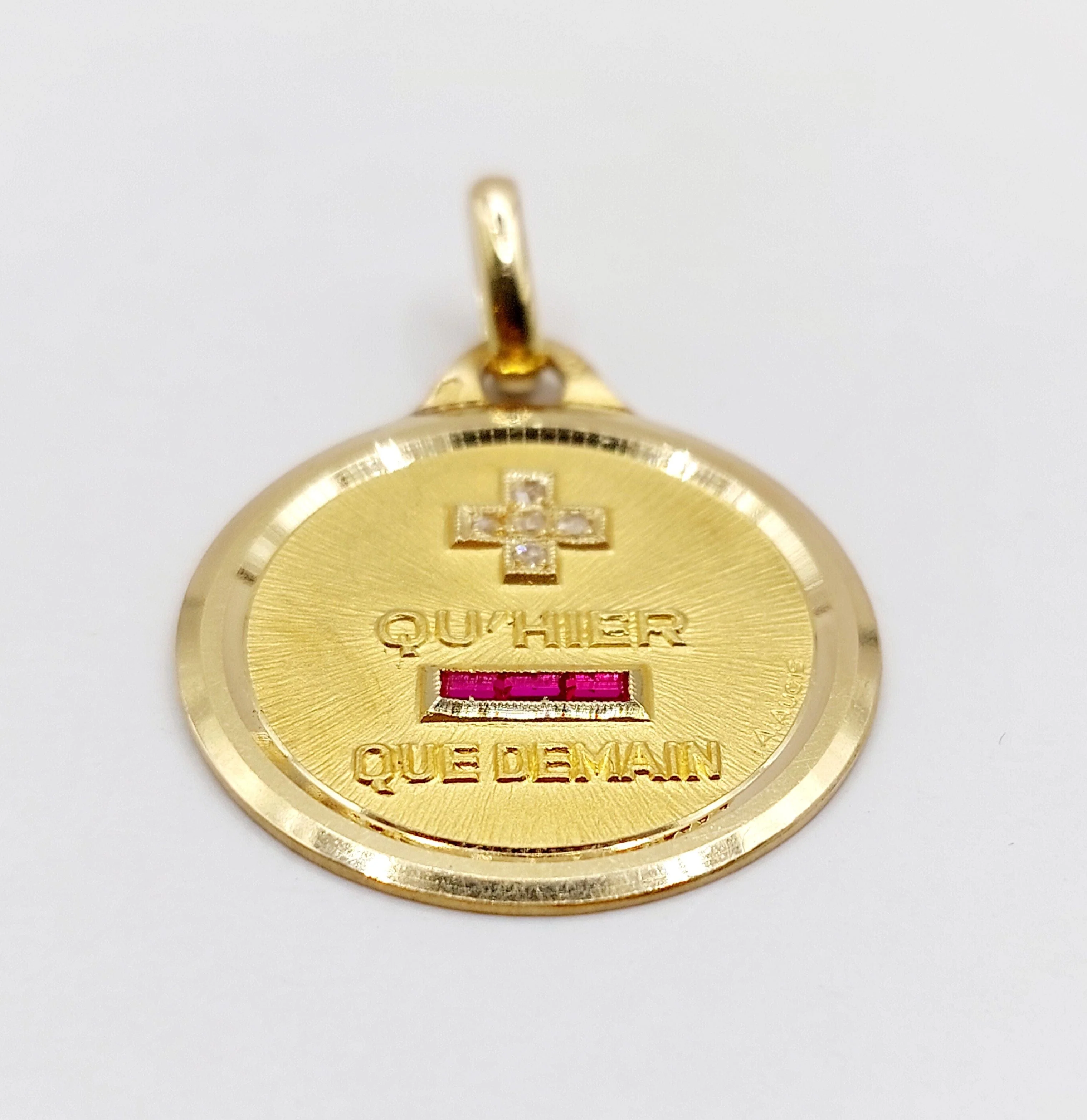 AUGIS - Love medal pendant 23mm yellow gold and ruby "+ THAN YESTERDAY - THAN TOMORROW"  - Image 7