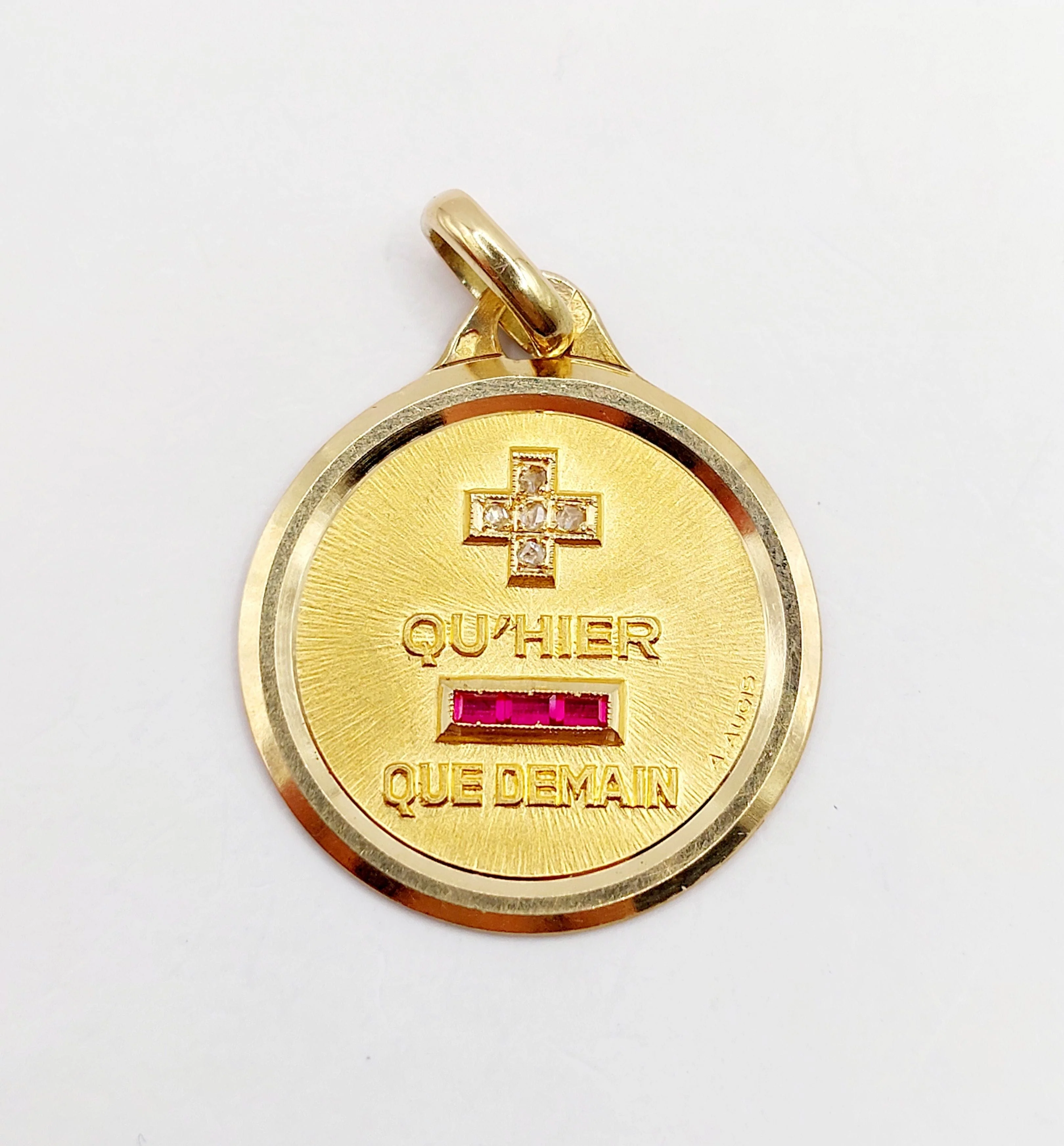 AUGIS - Love medal pendant 23mm yellow gold and ruby "+ THAN YESTERDAY - THAN TOMORROW"  - Image 8