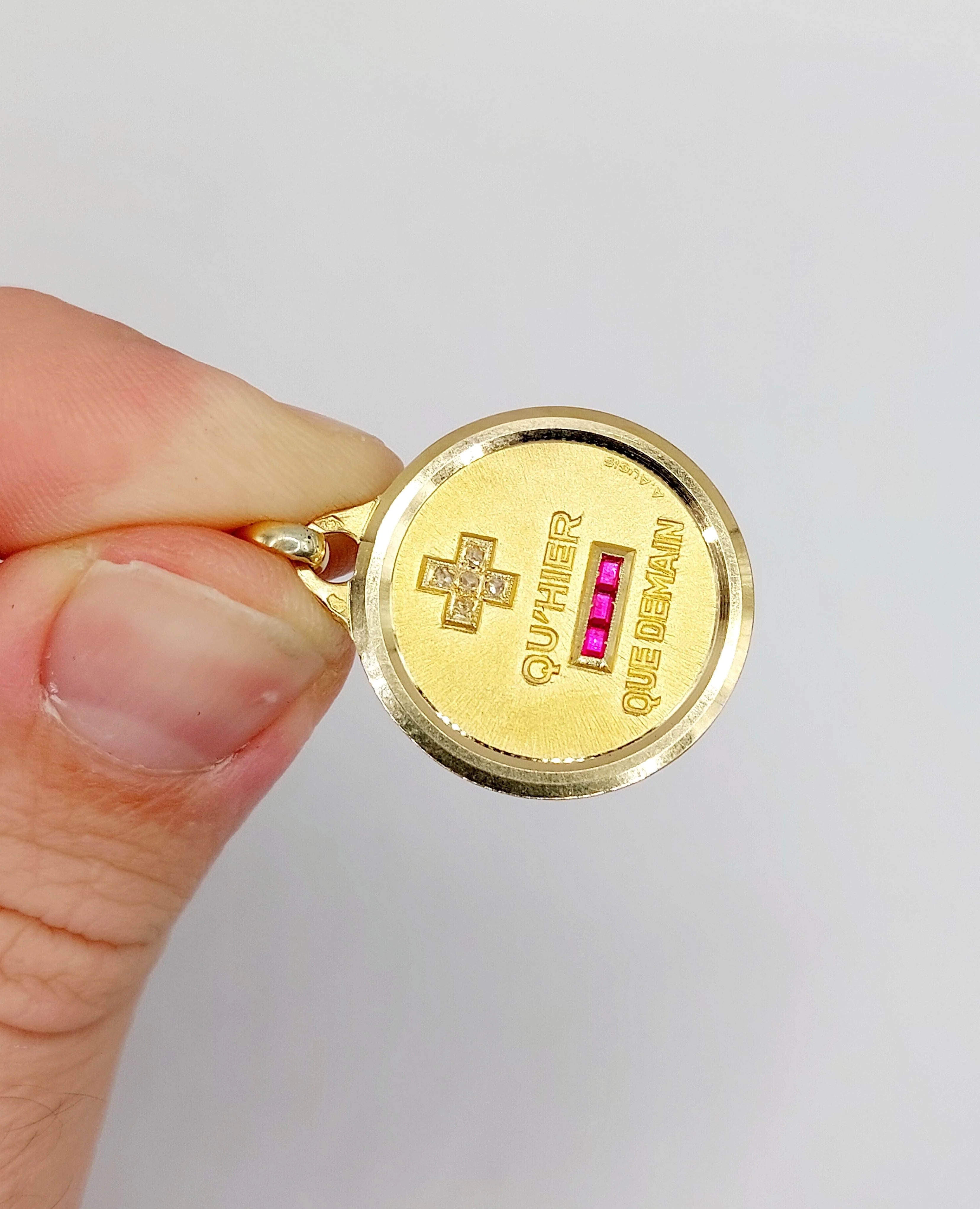 AUGIS - Love medal pendant 23mm yellow gold and ruby "+ THAN YESTERDAY - THAN TOMORROW"  - Image 9