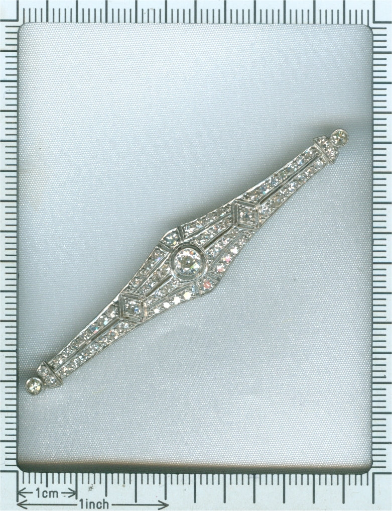 Timeless twenties: a sparkling Art Deco brooch in platinum  - Image 8