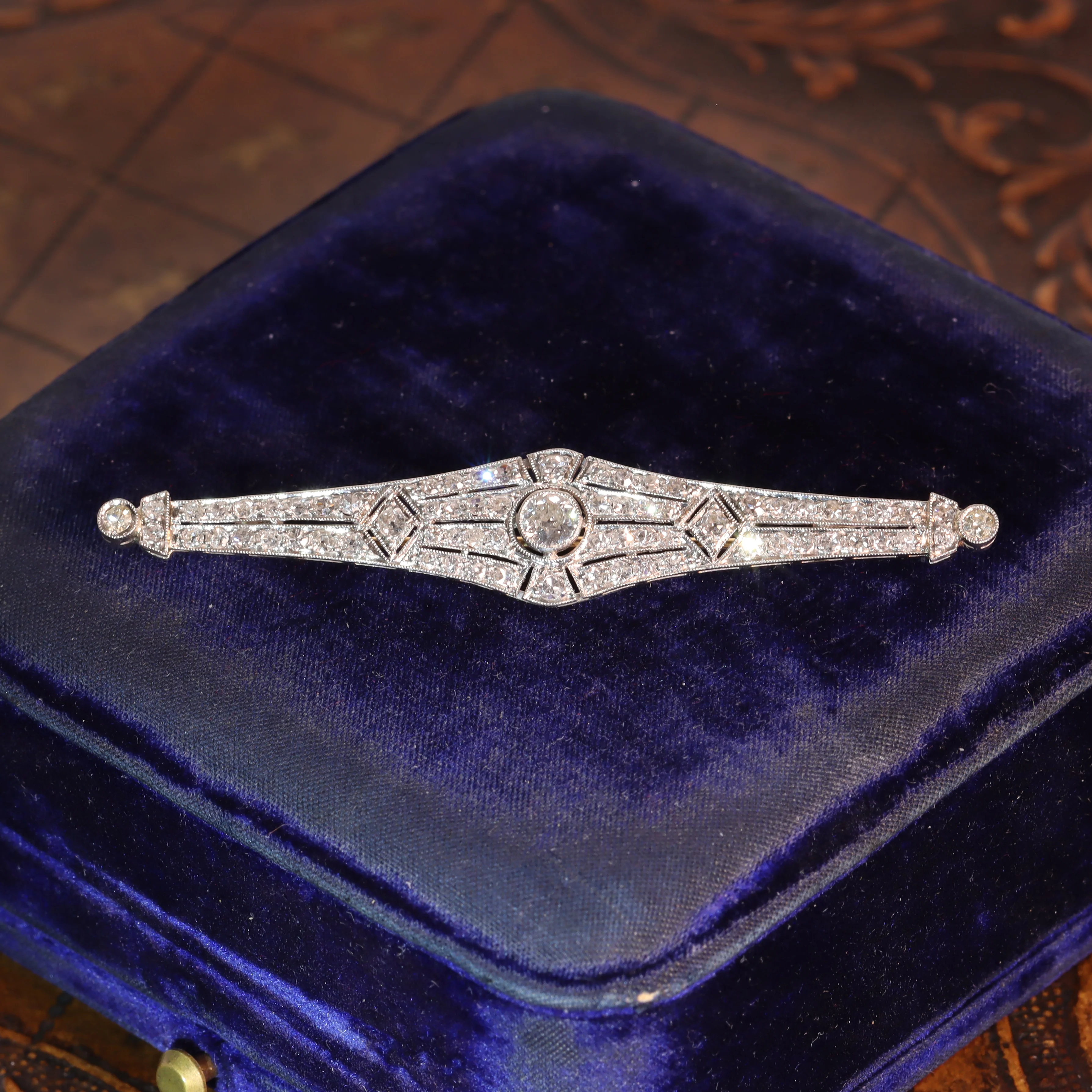 Timeless twenties: a sparkling Art Deco brooch in platinum  - Image 9