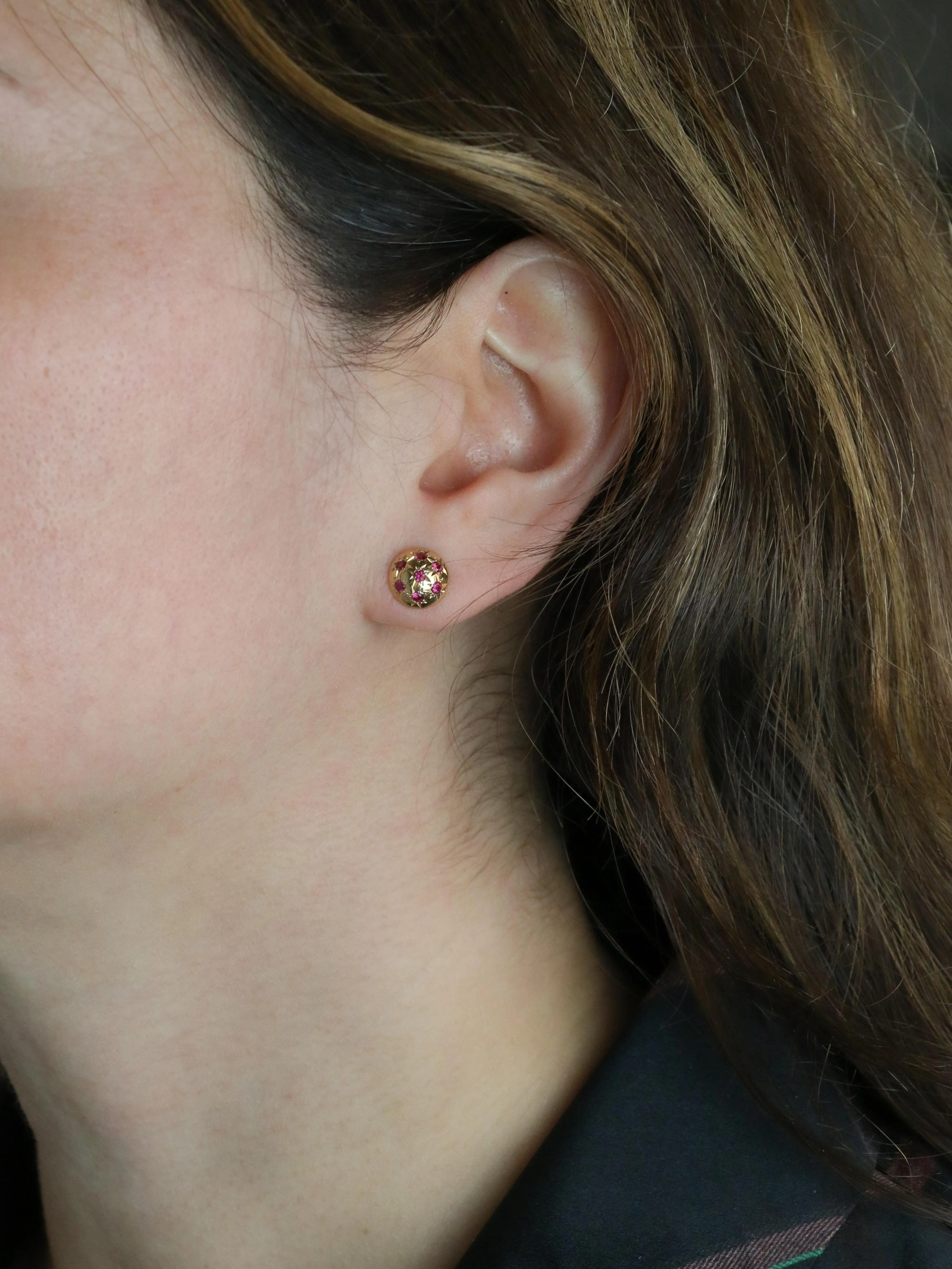 Yellow gold ruby half-ball earrings set with a star - Image 9