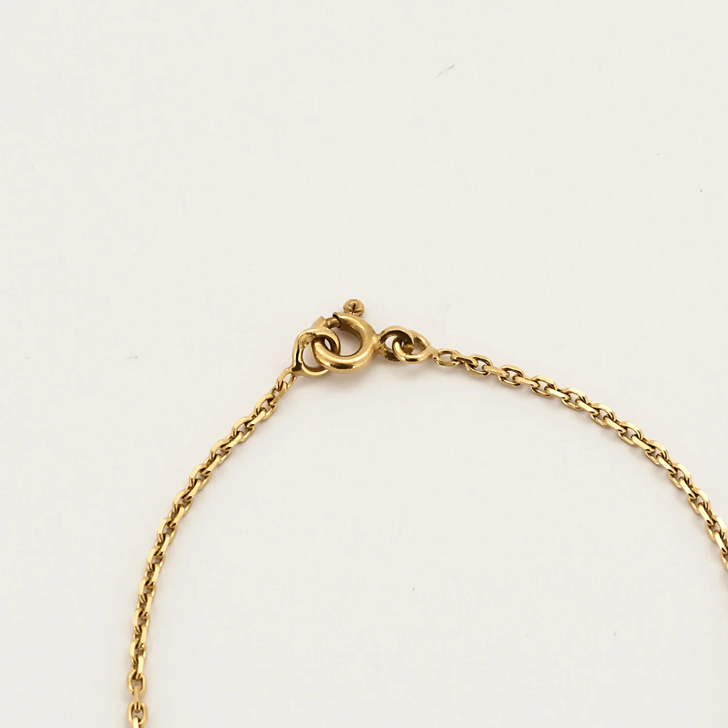 Yellow gold chain holding a baptism medal  - Image 5