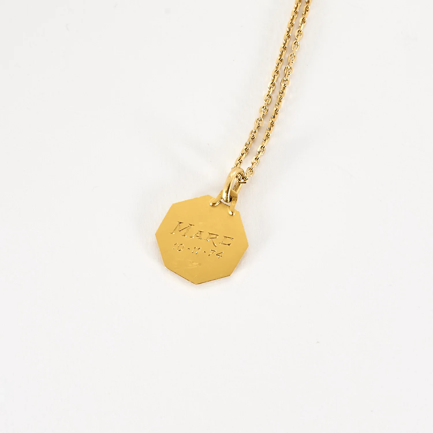 Yellow gold chain holding a baptism medal  - Image 6