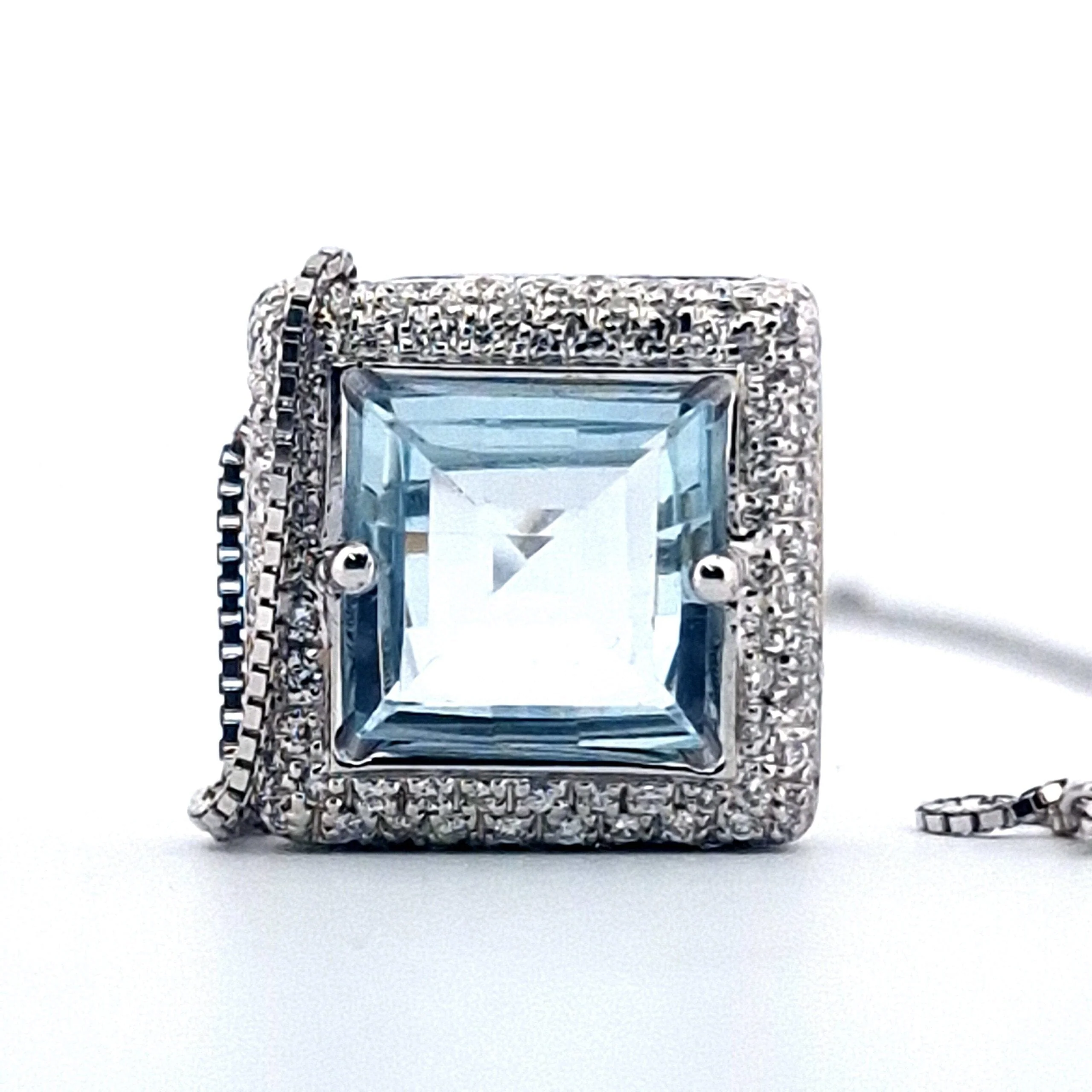 Necklace with 18K white gold pendant, blue topaz and diamonds  - Image 3