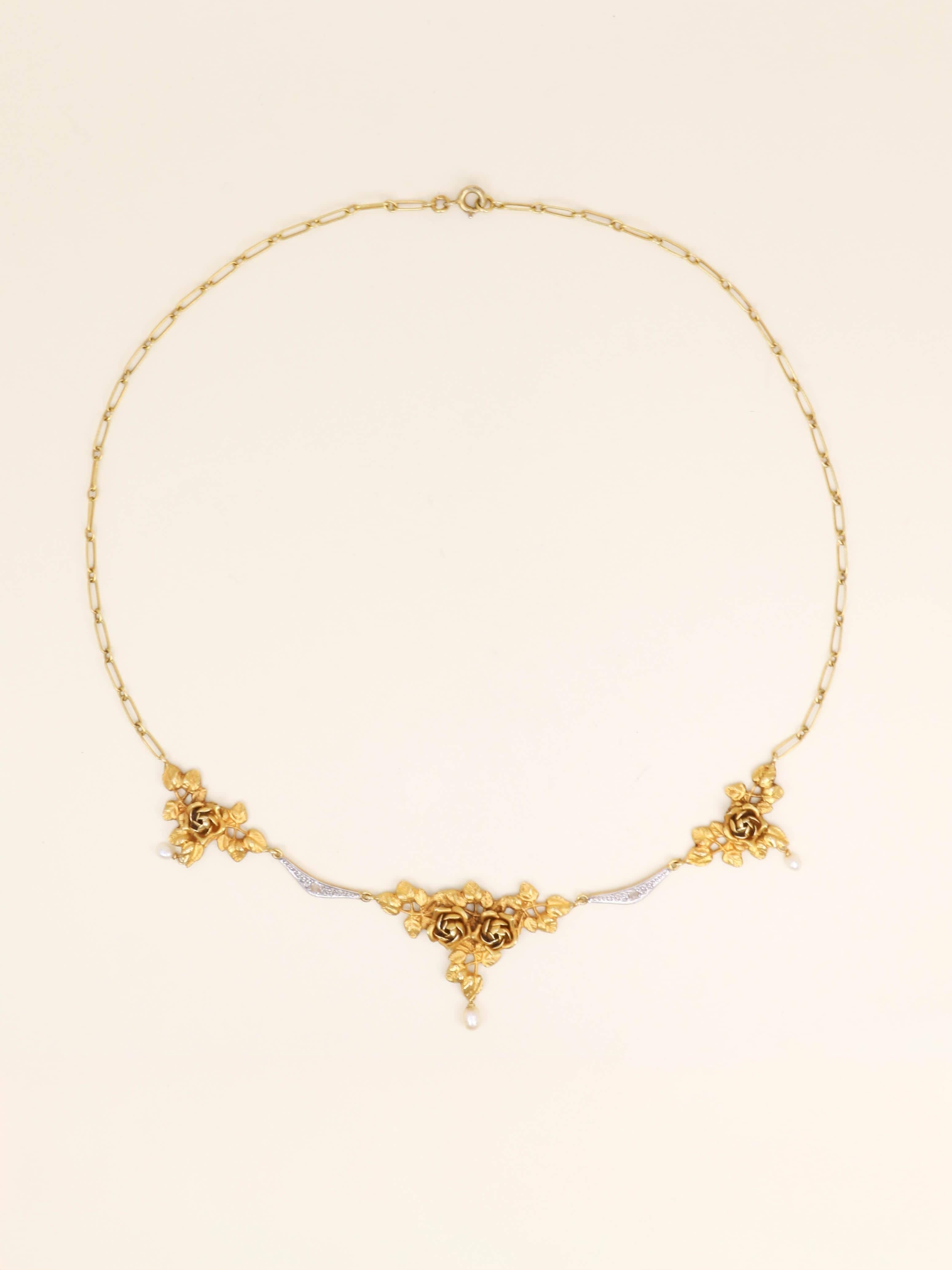 Art Nouveau drapery necklace in yellow gold, pearls, and diamonds  - Image 3