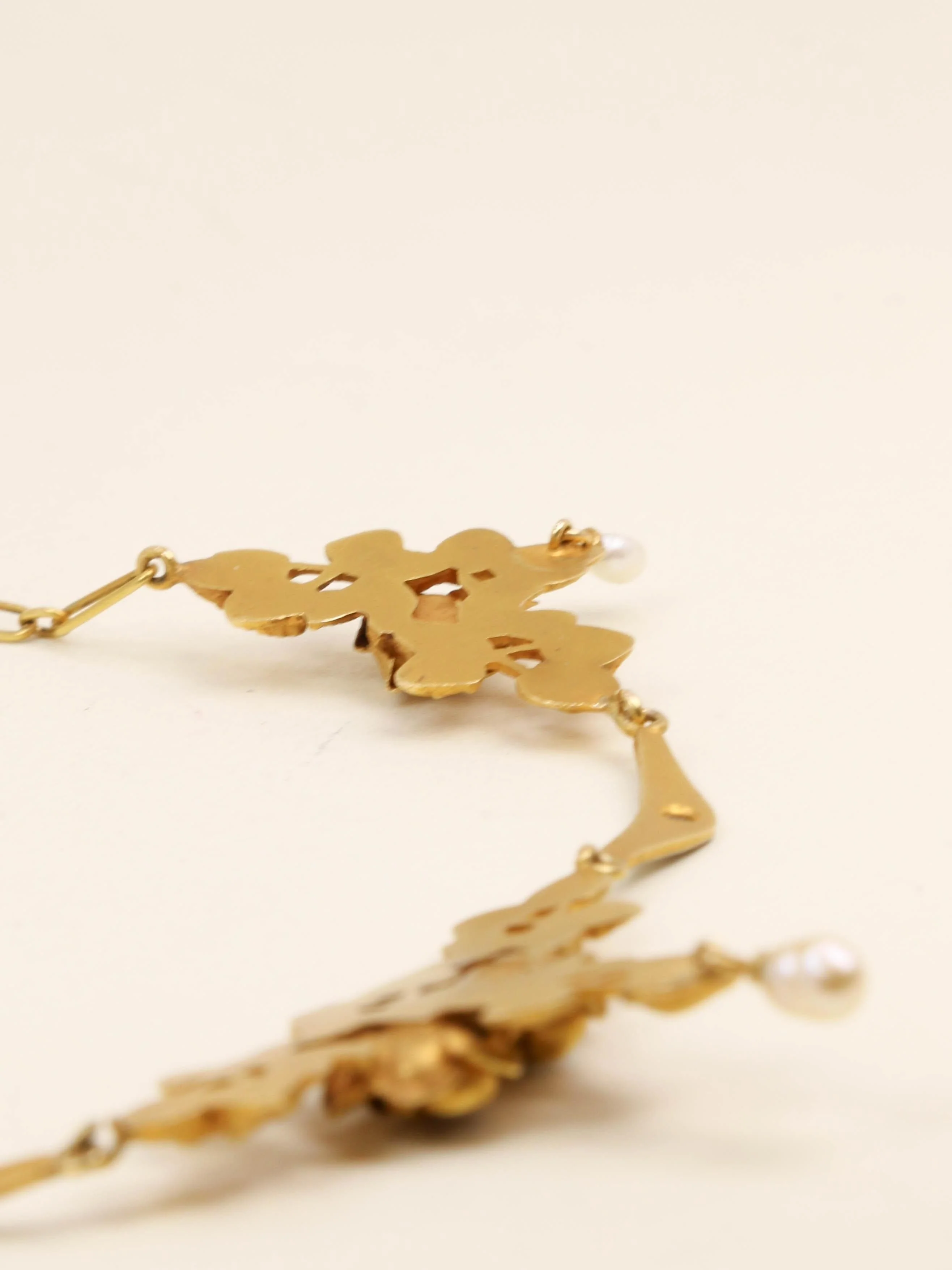 Art Nouveau drapery necklace in yellow gold, pearls, and diamonds  - Image 6