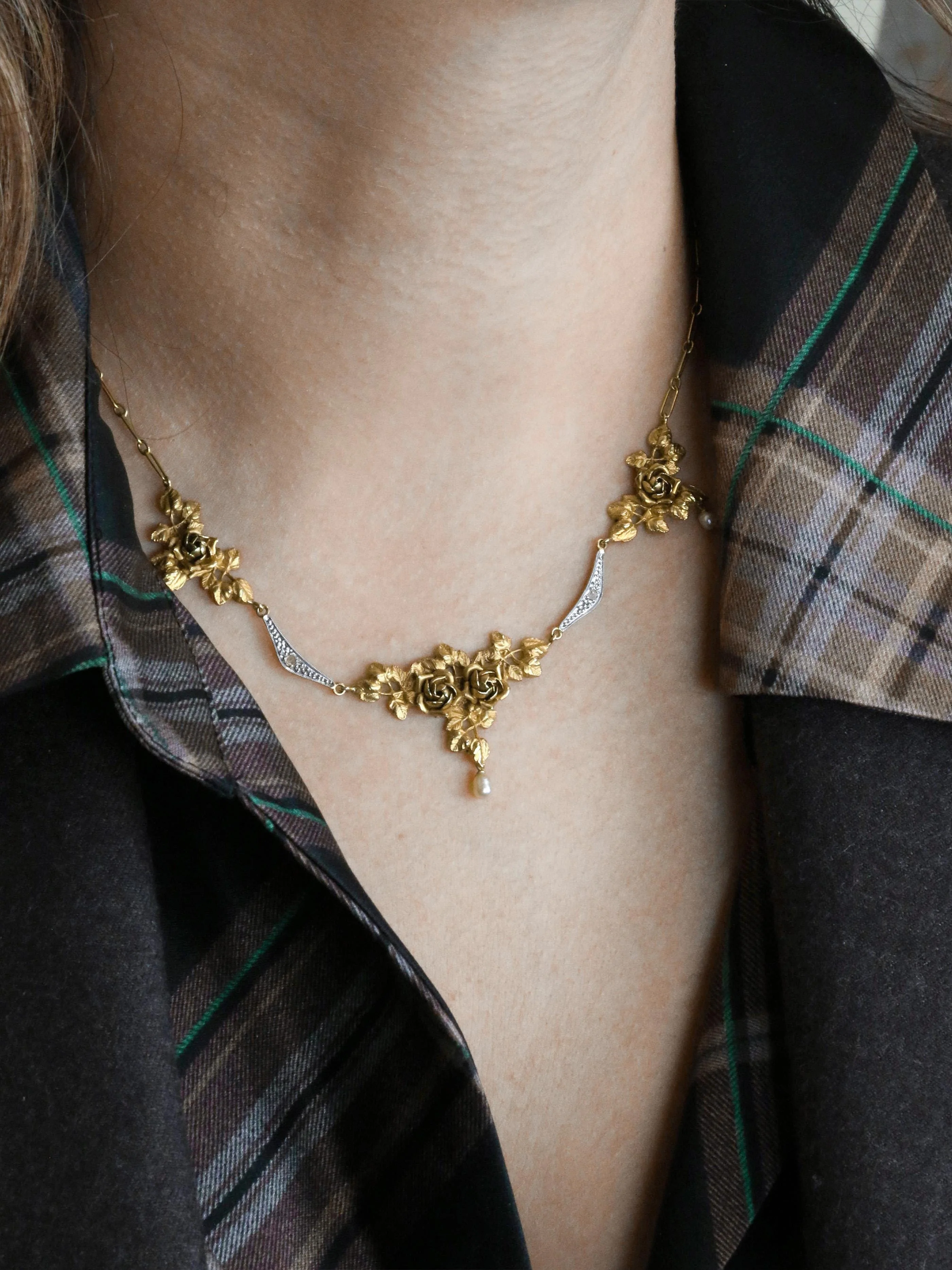 Art Nouveau drapery necklace in yellow gold, pearls, and diamonds  - Image 7