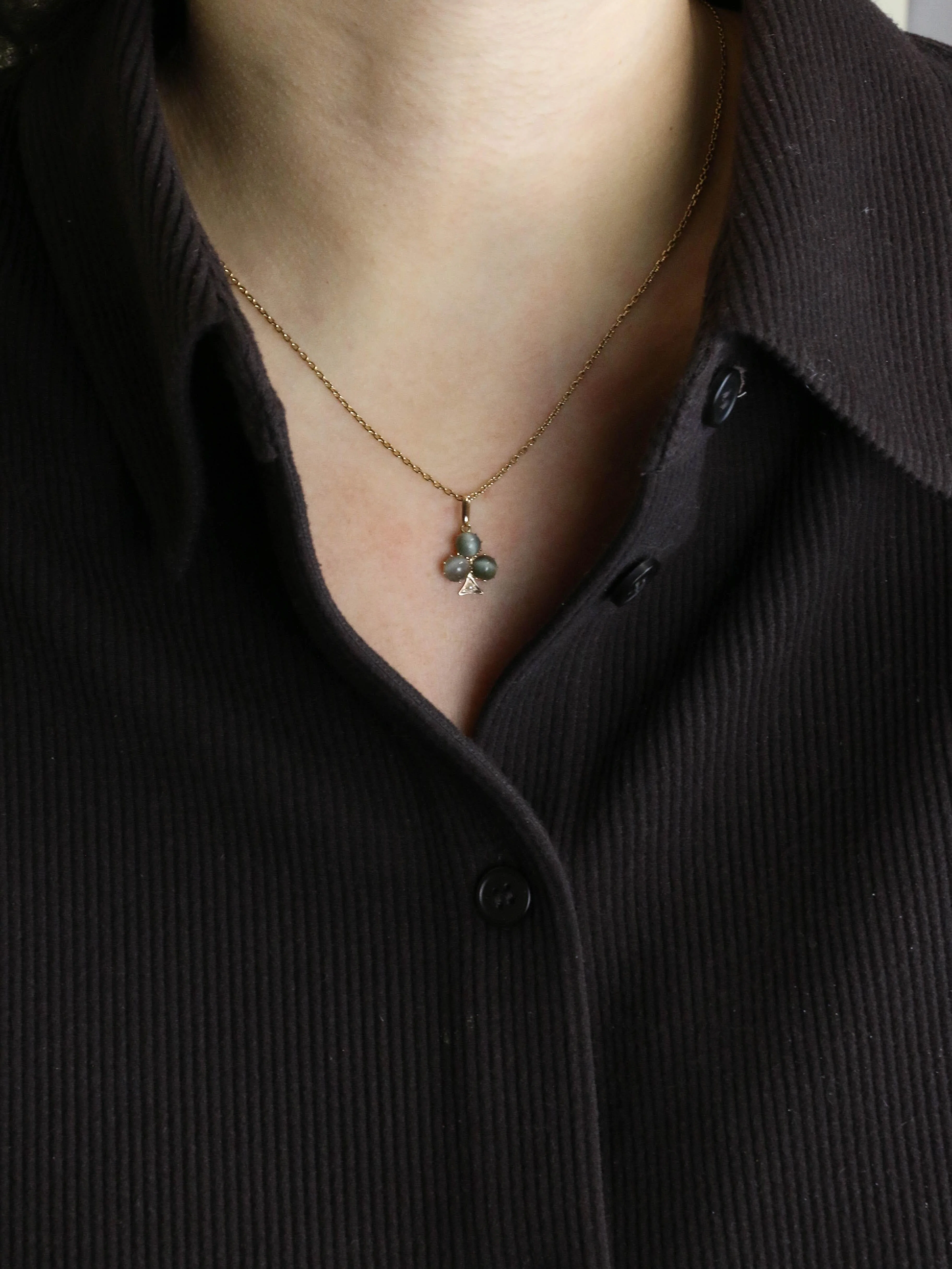 Yellow gold cat's eye clover tie pin - Image 6