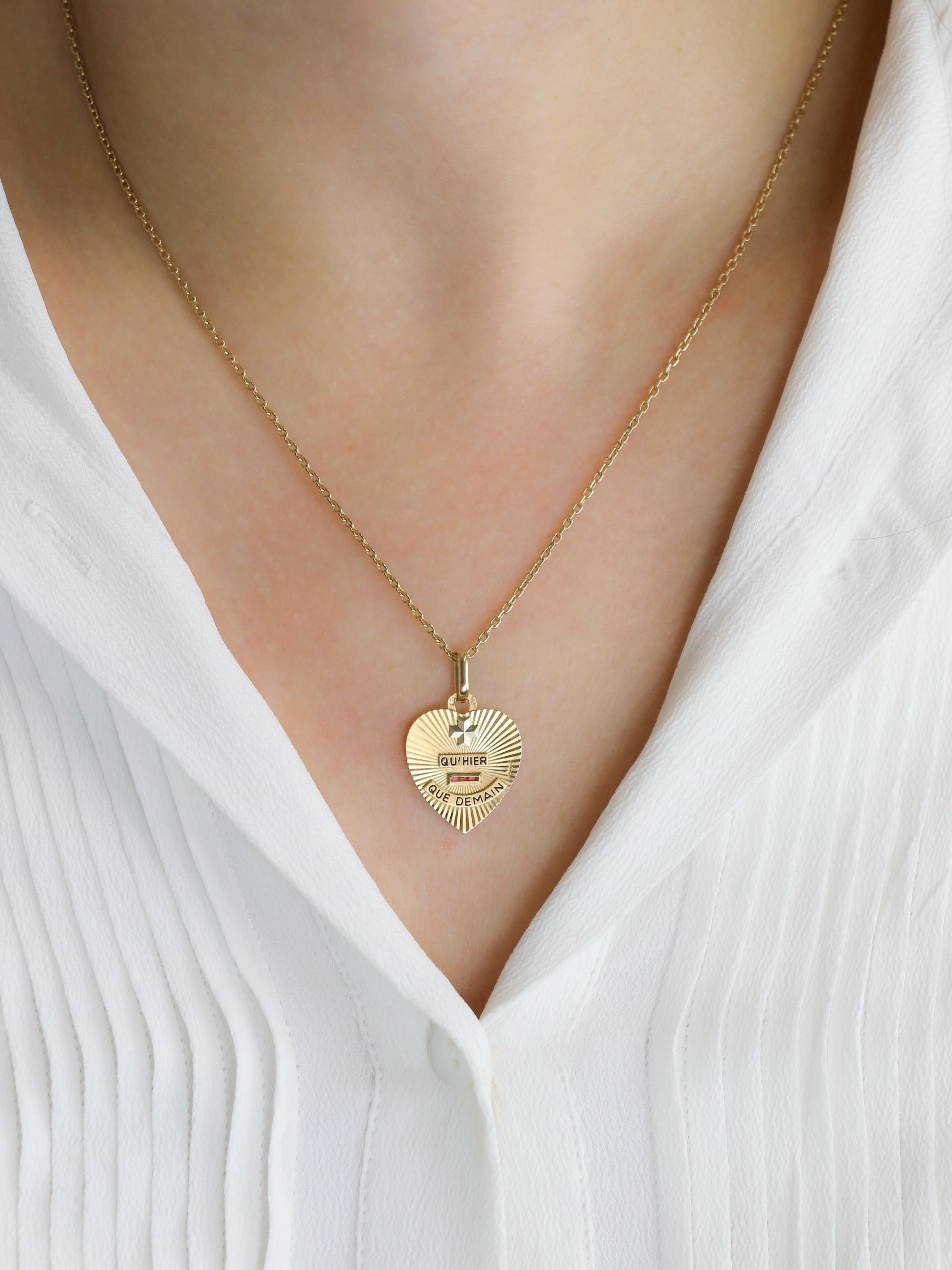 AUGIS - Love heart medal "More than yesterday, less than tomorrow" ruby yellow gold - Image 5