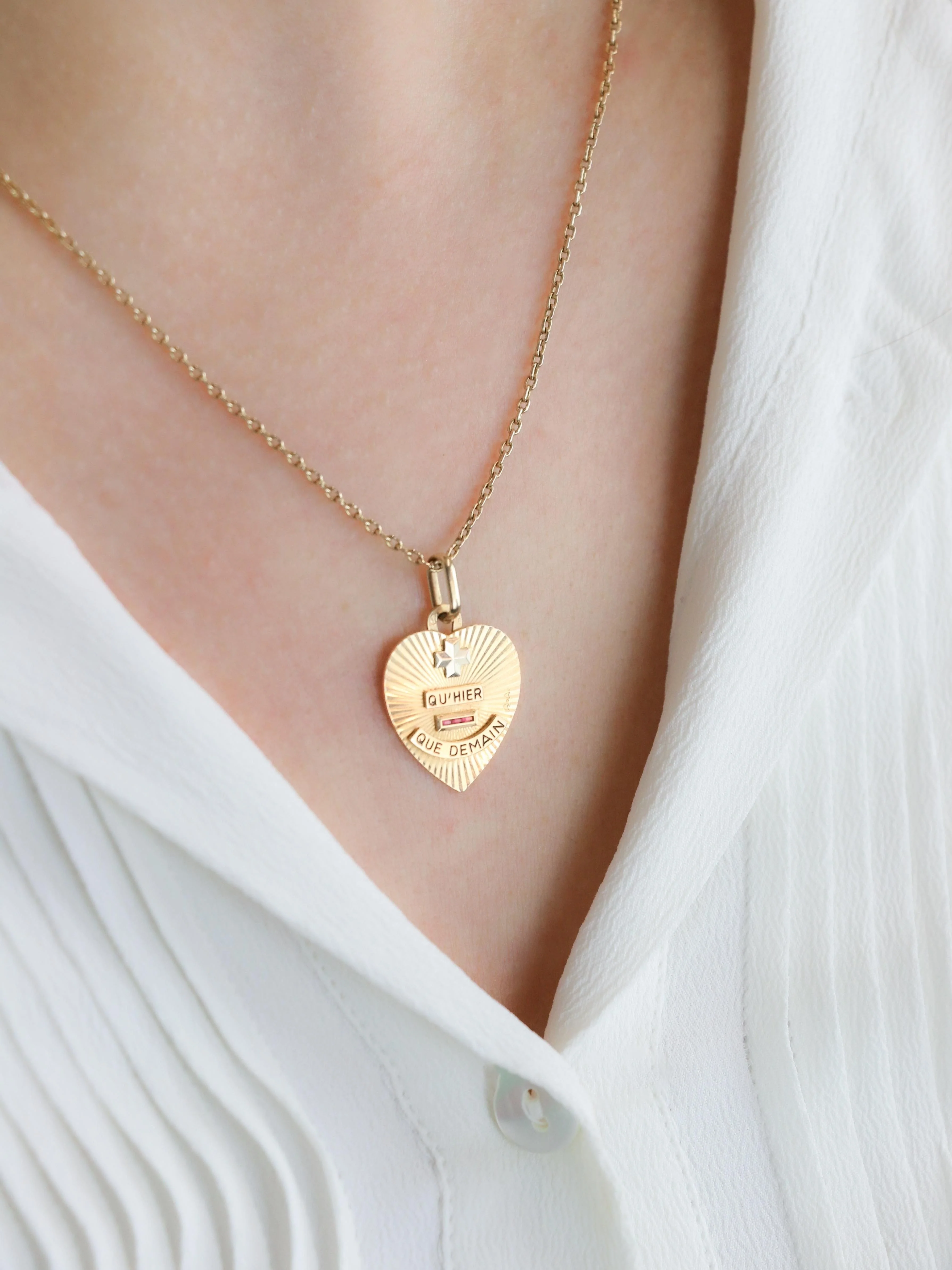 AUGIS - Love heart medal "More than yesterday, less than tomorrow" ruby yellow gold - Image 6