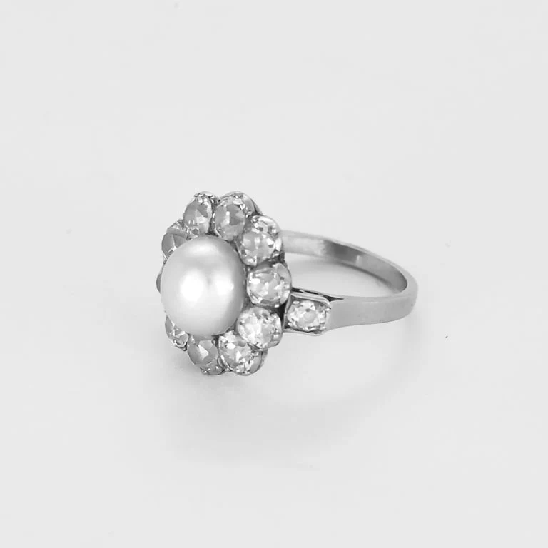 Rare Ring Daisy in platinum, fine pearl and diamonds  - Image 3