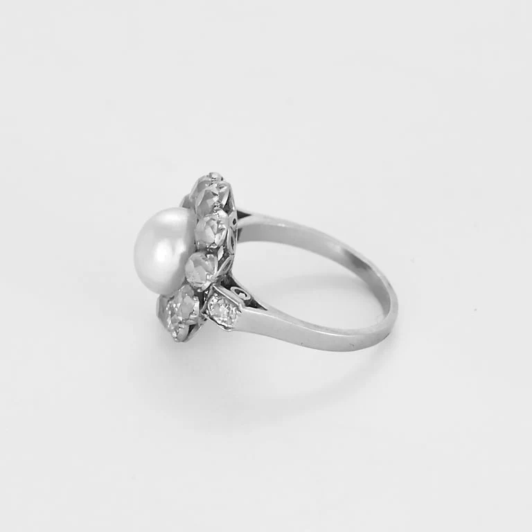 Rare Ring Daisy in platinum, fine pearl and diamonds  - Image 4