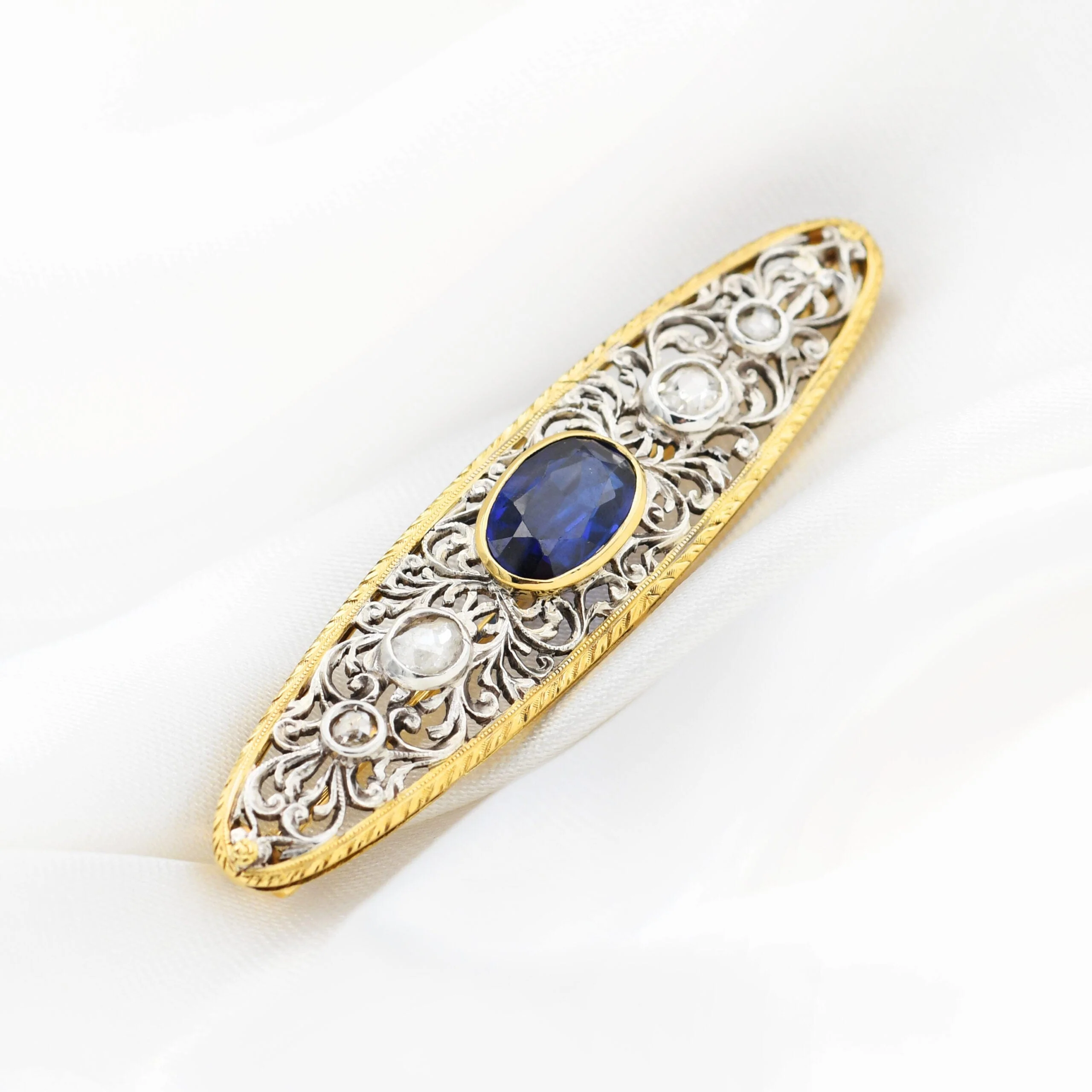 18 Carat Gold Brooch with Oval Sapphire and Diamonds  - Image 3